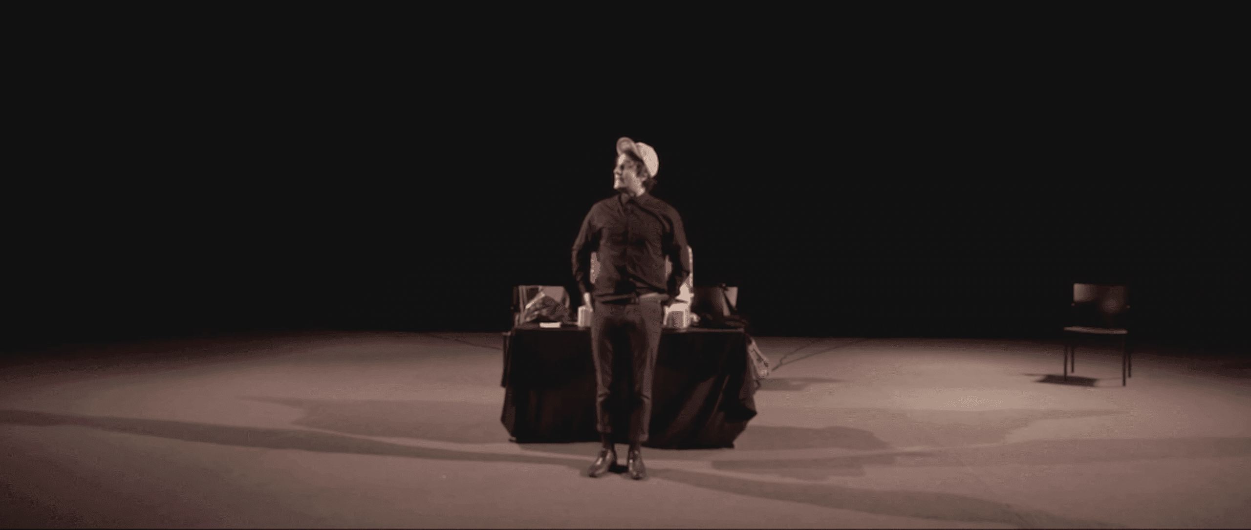 O que é o Teatro da Mala (e porque cabe uma peça inteira numa mala)